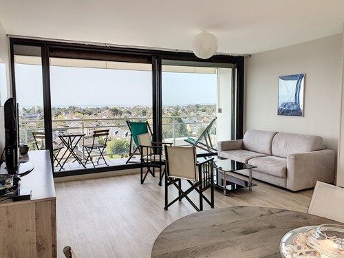 Renovated apartment with private tennis, parking and sea view