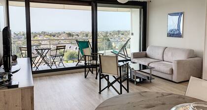 Renovated apartment with private tennis, parking and sea view
