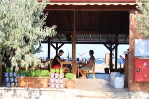 Breakfast, lunch and dinner served - Metis Bungalow (Ayvacik)