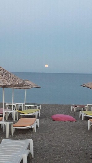 On the beach, sun loungers, beach umbrellas - Metis Bungalow (Ayvacik)