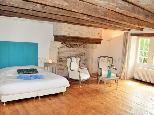 Historic 17th-Century Retreat: Modern Comforts, Private Sauna & Jacuzzi, Near Loire Castles