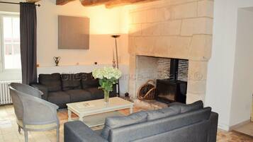 Televisie, een open haard en een dvd-speler