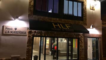 Façade de l’hébergement - soirée/nuit