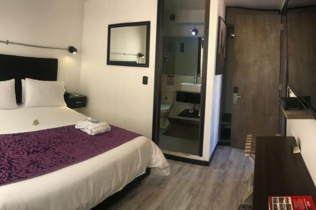 Caja de seguridad en la habitación y ropa de cama
