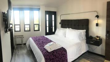 Kamar Double Standar, balkon (with balcony) | 1 kamar tidur, brankas, dan seprai linen