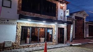 Un hotel con un letrero que dice "Posada La Marinerá" y una entrada visible.