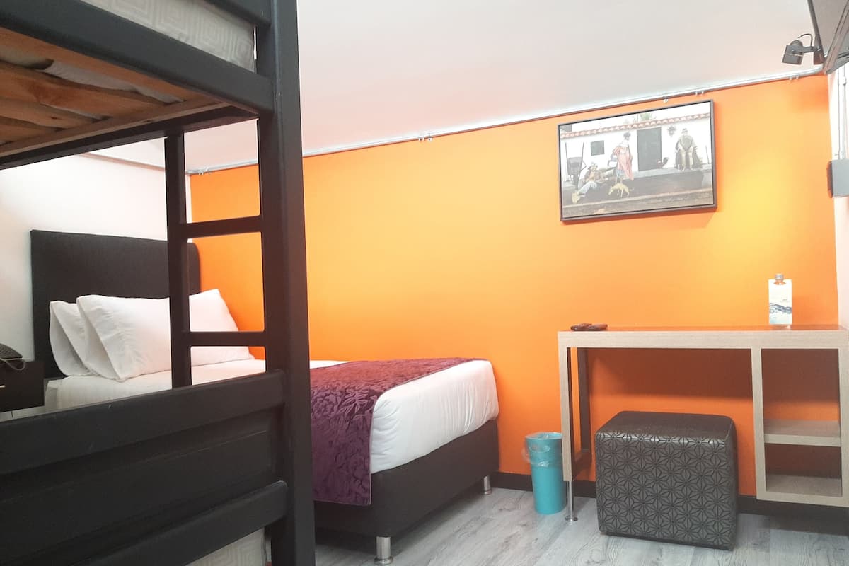 Family Room | In-room safe, bed sheets