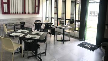 Tempat makan pasangan