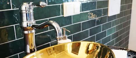 Luksushuoneisto, 1 suuri parisänky, näköala pihalle (SH-AP. 5) | 1 makuuhuone, ylelliset vuodevaatteet, untuvapeitot