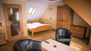 Double Room, Non Smoking, City View | Living area | Flat-screen TV - Am Rathaus (Menden)