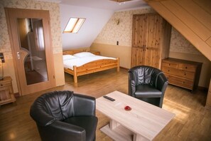 Double Room, Non Smoking, City View | Living area | Flat-screen TV - Am Rathaus (Menden)