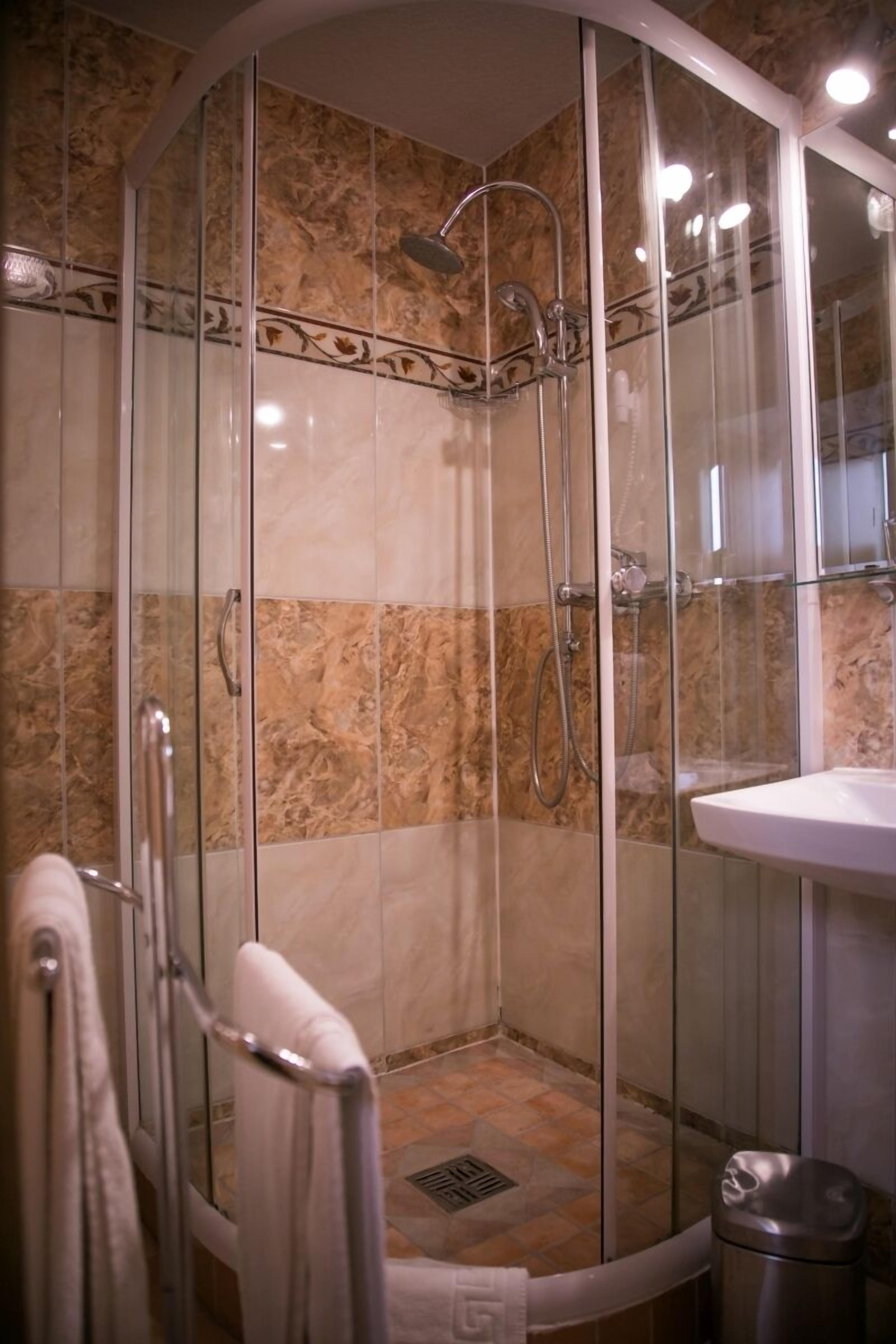 Chambre simple | Salle de bain | Douche, pantoufles, serviettes fournies