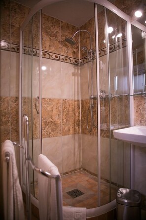 Quarto solteiro | Banheiro | Chuveiro, chinelos, toalhas de banho 