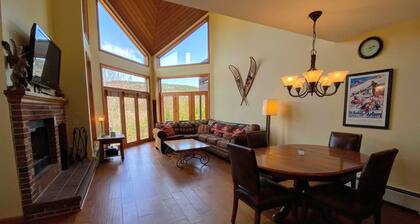 C3 Crawford Ridge Townhome with views - walk to ski lodge/slopes, dog friendly!