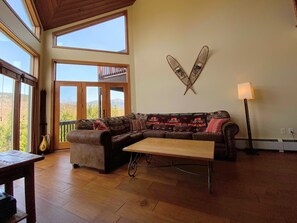 Fernseher, Kamin, Tischfußball