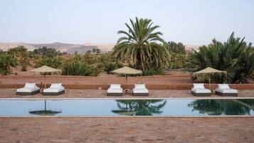 Außenpool, geöffnet von 11:00 Uhr bis 18:30 Uhr, Sonnenschirme