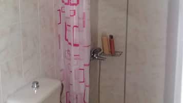Studio, Ground Floor | Bathroom | Shower, hair dryer, towels, shampoo
