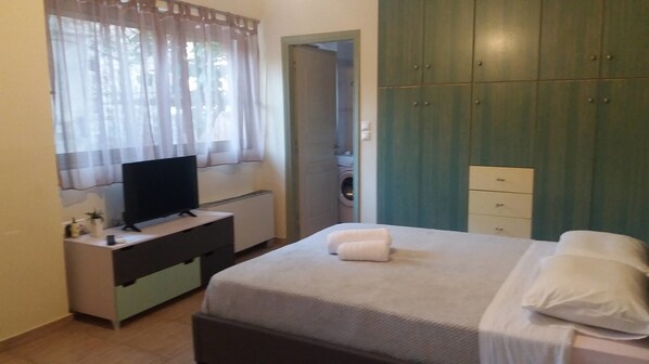 Studio, Ground Floor | Iron/ironing board, free cribs/infant beds, free WiFi, bed sheets - Central Studio (Patras)