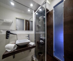 Presidential Suite | Bathroom | Shower, rainfall showerhead, free toiletries, hair dryer - Riviera Luxury Suites B&B (Naples)