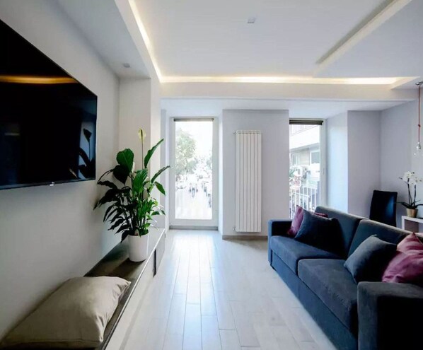 Flat-screen TV - Riviera Luxury Suites B&B (Naples)