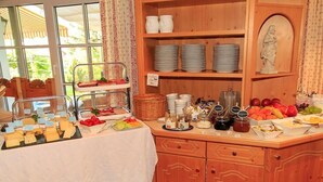 Disposição de buffet com diversos alimentos e acompanhamentos.
