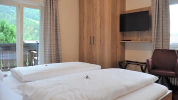 Habitación Confort doble, balcón | Cortinas opacas, camas supletorias, wifi gratis y ropa de cama