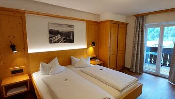 Habitación Confort doble, balcón | Cortinas opacas, camas supletorias, wifi gratis y ropa de cama