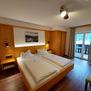 Comfort Double Room, Balcony | Langsir/tirai gelap terus, katil lipat simpan/tambahan, Wi-fi percuma 