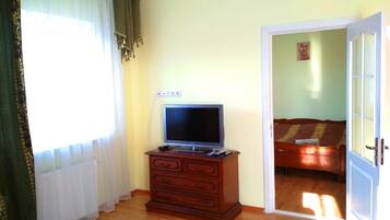 Double Room | Blackout drapes, free WiFi, bed sheets