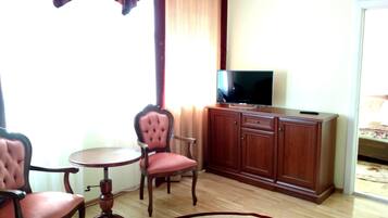 Double Room | Blackout drapes, free WiFi, bed sheets