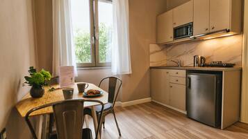 Apartemen | Dapur kecil pribadi | Lemari es besar, microwave, kompor, dan ketel listrik