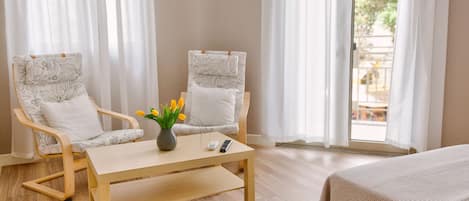 Apartment | Premium bedding, in-room safe, iron/ironing board, free WiFi