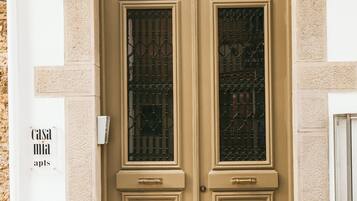 Pintu masuk properti