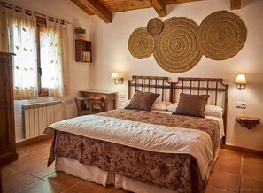 Habitación doble | 8 dormitorios, edredones de plumas, decoración individual