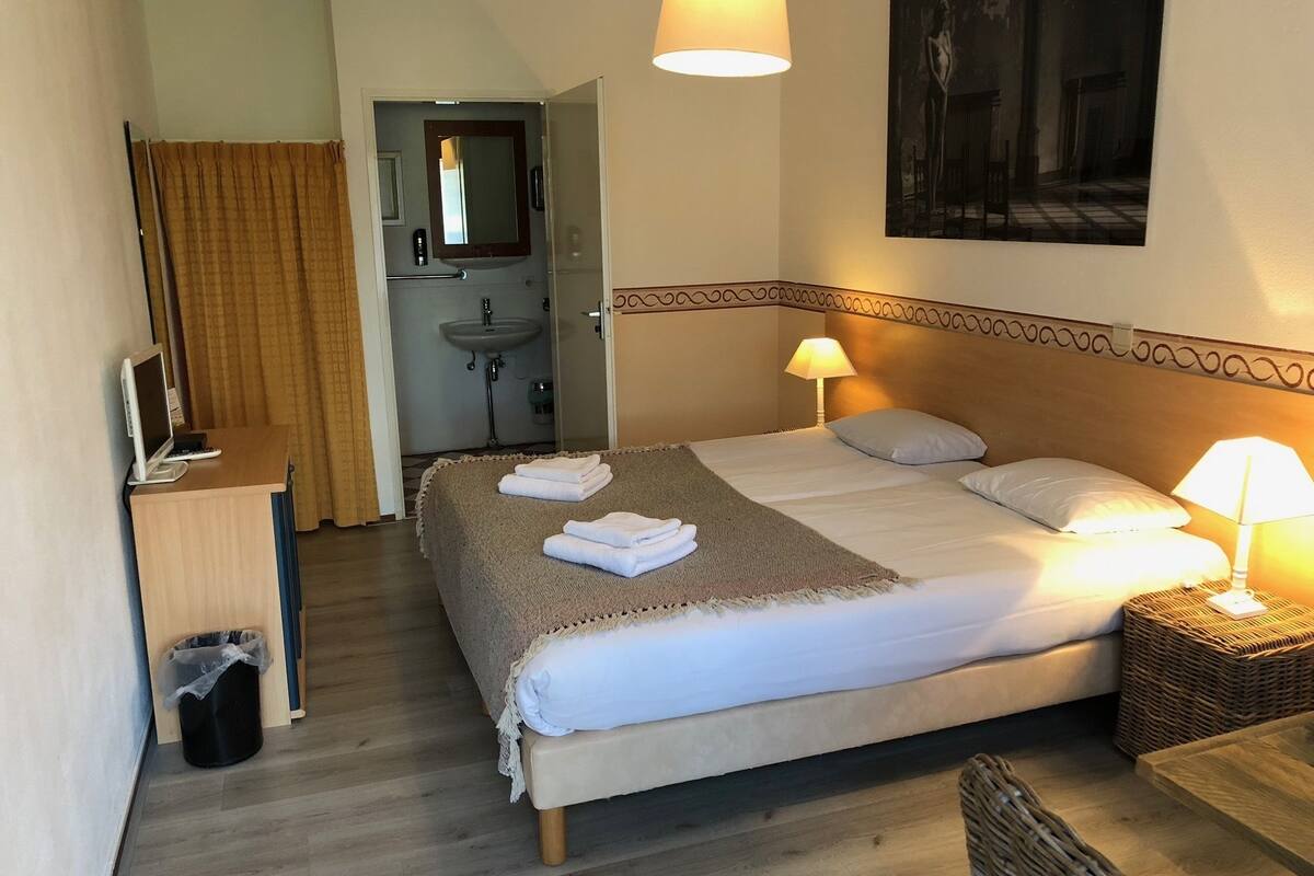 Double Room | Desk, free WiFi, bed sheets, wheelchair access