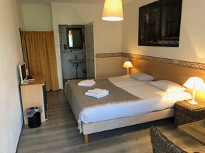 Double Room | Desk, free WiFi, bed sheets, wheelchair access
