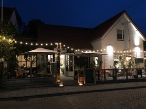 Front of property - evening/night - The Bliss Hotel Kitchen & Deli (Retranchement)