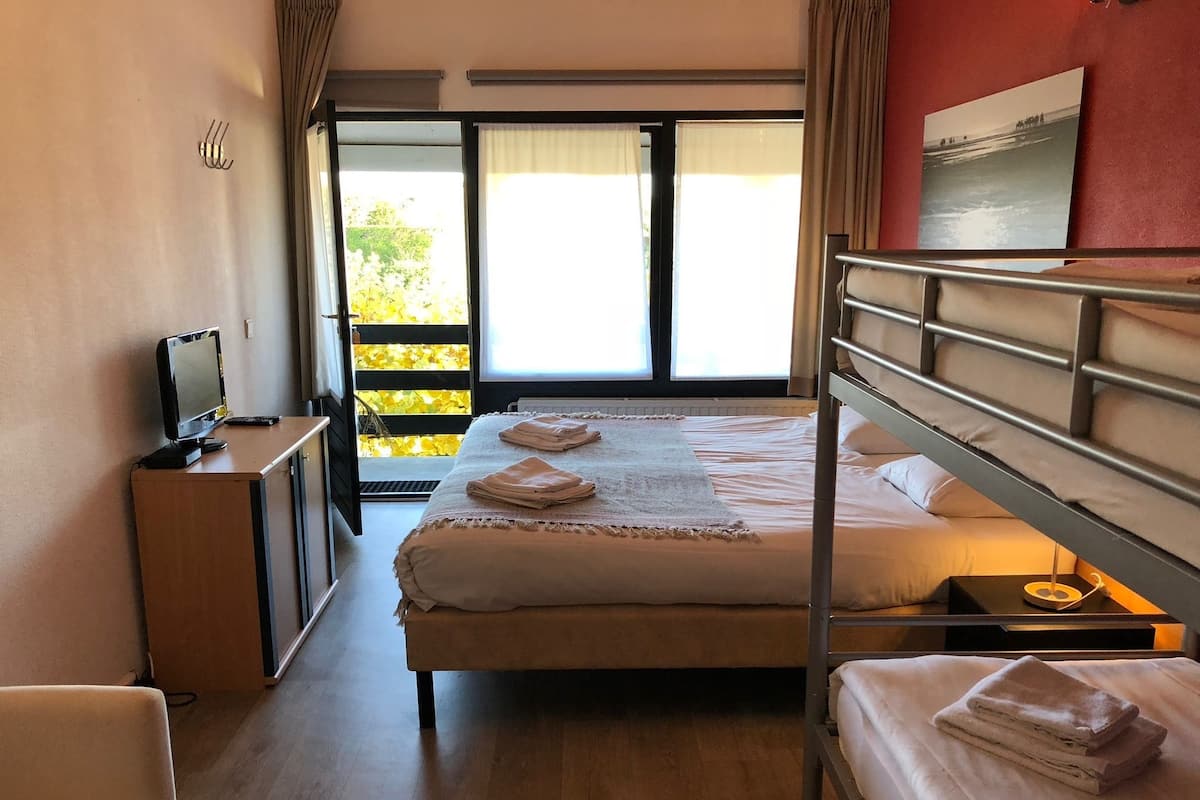 Quadruple Room | Desk, free WiFi, bed sheets, wheelchair access