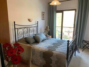 WiFi (free), bed sheets - Two Flowers Hotel (Pedhoulas)