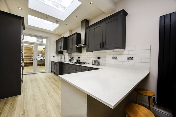 Apartment, Non Smoking | Private kitchen | Full-sized fridge, microwave, oven, stovetop - Platinum Apartment in West London 9979 (London)