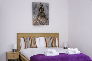 Tabla de planchar con plancha, cunas, wifi gratis y ropa de cama 