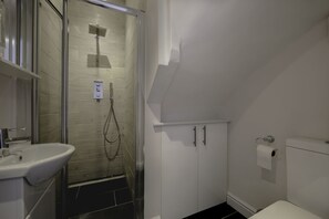 Apartment, Non Smoking | Bathroom | Shower, free toiletries, hair dryer, towels - Platinum Apartment in West London 9979 (London)