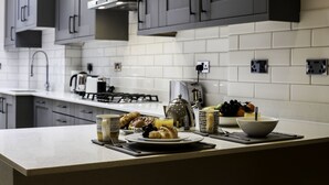 Apartment, Non Smoking | Private kitchen | Coffee/tea maker, full-size fridge, microwave, oven - Platinum Apartment in West London 9979 (London)