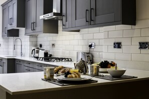 Apartment, Non Smoking | Private kitchen | Full-sized fridge, microwave, oven, stovetop - Platinum Apartment in West London 9979 (London)