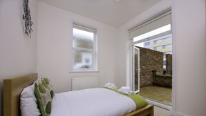 Apartment, Non Smoking | Iron/ironing board, cribs (surcharge), WiFi (free), bed sheets - Platinum Apartment in West London 9979 (London)