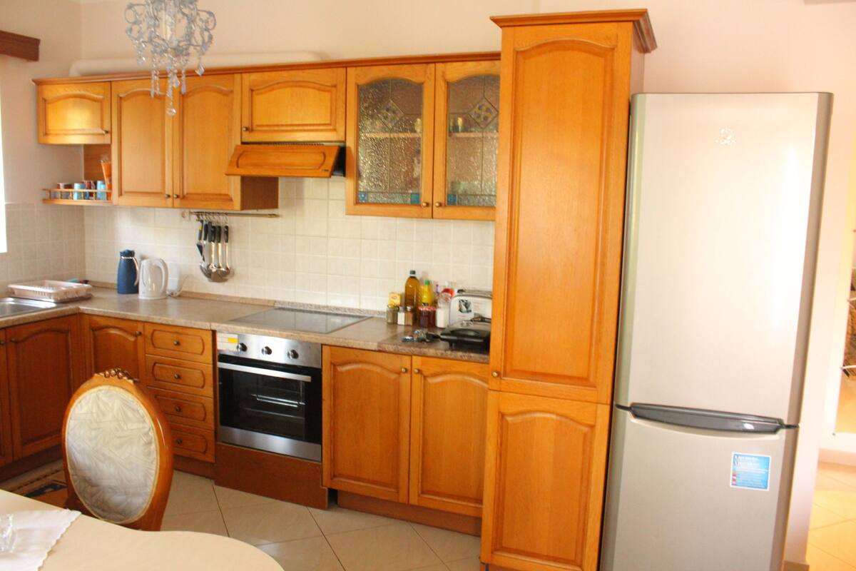 apartment, 2 bedrooms | private kitchen | full-sized fridge, microwave, oven, stovetop