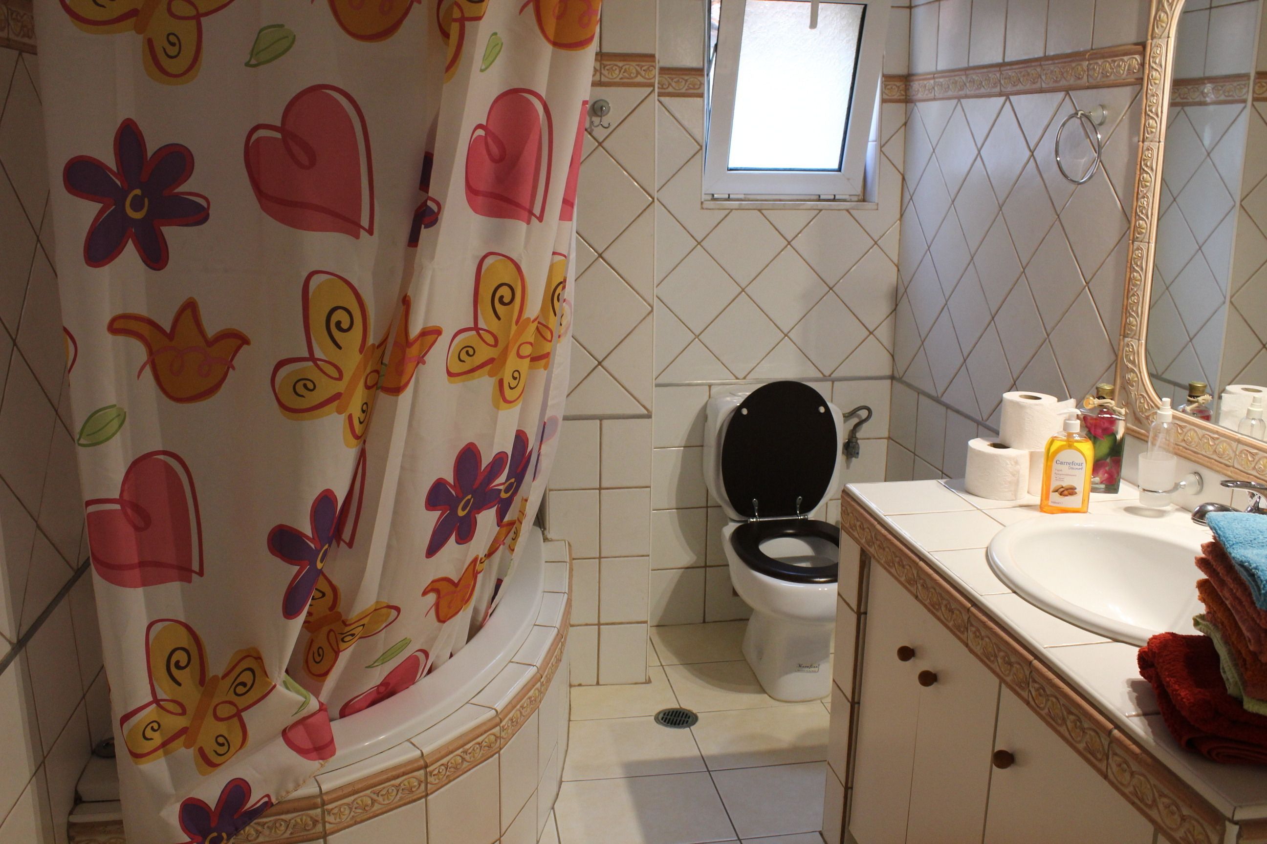 apartment, 2 bedrooms | bathroom | combined shower/bathtub, free toiletries, hair dryer, towels
