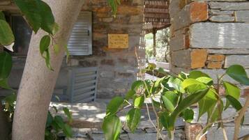 House, 2 Bedrooms, Garden View | Soundproofing, iron/ironing board, free WiFi, bed sheets