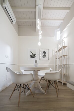 デラックス アパートメント バルコニー | 客室内のダイニングエリア