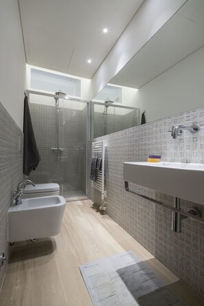 Deluxe Double Room | Bathroom | Shower, free toiletries, hair dryer, bidet